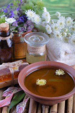 Masaj Spa aksesuarları için hafif bir arka plan üzerinde bir kompozisyon içinde