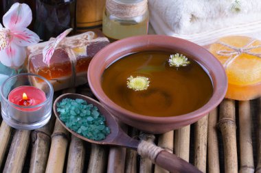 Masaj Spa aksesuarları için hafif bir arka plan üzerinde bir kompozisyon içinde
