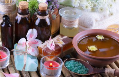 Masaj Spa aksesuarları için hafif bir arka plan üzerinde bir kompozisyon içinde