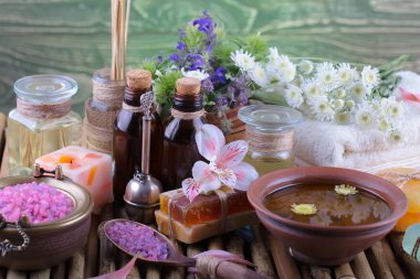 Masaj Spa aksesuarları için hafif bir arka plan üzerinde bir kompozisyon içinde