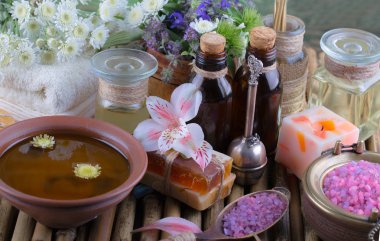 Masaj Spa aksesuarları için hafif bir arka plan üzerinde bir kompozisyon içinde