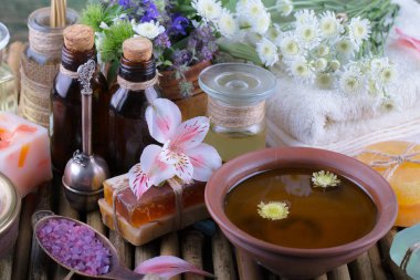 Masaj Spa aksesuarları için hafif bir arka plan üzerinde bir kompozisyon içinde