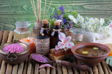 Masaj Spa aksesuarları için hafif bir arka plan üzerinde bir kompozisyon içinde