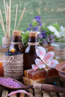 Masaj Spa aksesuarları için hafif bir arka plan üzerinde bir kompozisyon içinde