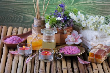 Masaj Spa aksesuarları için hafif bir arka plan üzerinde bir kompozisyon içinde