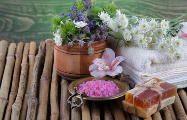 Masaj Spa aksesuarları için hafif bir arka plan üzerinde bir kompozisyon içinde