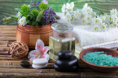 Masaj Spa aksesuarları için hafif bir arka plan üzerinde bir kompozisyon içinde