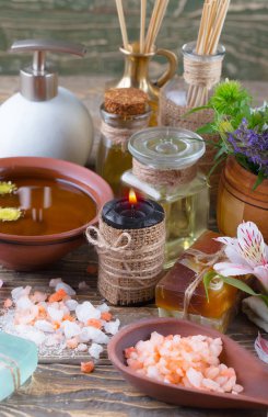 Masaj Spa aksesuarları için hafif bir arka plan üzerinde bir kompozisyon içinde