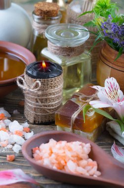 Masaj Spa aksesuarları için hafif bir arka plan üzerinde bir kompozisyon içinde
