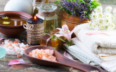 Masaj Spa aksesuarları için hafif bir arka plan üzerinde bir kompozisyon içinde