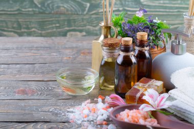 Masaj Spa aksesuarları için hafif bir arka plan üzerinde bir kompozisyon içinde