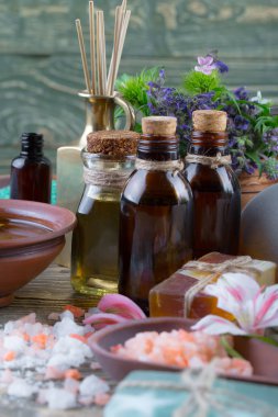 Masaj Spa aksesuarları için hafif bir arka plan üzerinde bir kompozisyon içinde