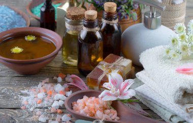 Masaj Spa aksesuarları için hafif bir arka plan üzerinde bir kompozisyon içinde