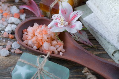 Masaj Spa aksesuarları için hafif bir arka plan üzerinde bir kompozisyon içinde