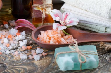 Masaj Spa aksesuarları için hafif bir arka plan üzerinde bir kompozisyon içinde