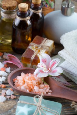 Masaj Spa aksesuarları için hafif bir arka plan üzerinde bir kompozisyon içinde