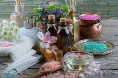 Masaj Spa aksesuarları için hafif bir arka plan üzerinde bir kompozisyon içinde