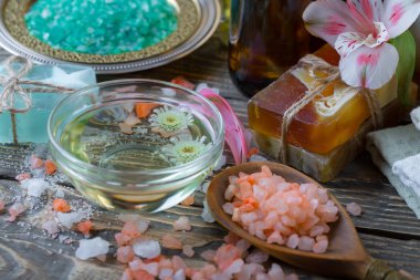Masaj Spa aksesuarları için hafif bir arka plan üzerinde bir kompozisyon içinde