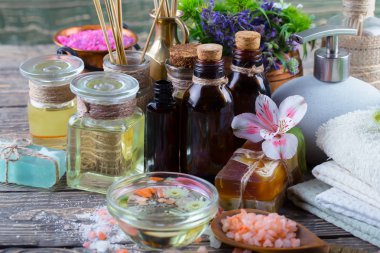 Masaj Spa aksesuarları için hafif bir arka plan üzerinde bir kompozisyon içinde