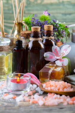 Masaj Spa aksesuarları için hafif bir arka plan üzerinde bir kompozisyon içinde