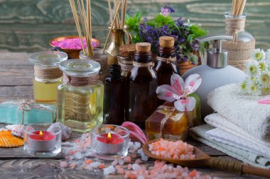 Masaj Spa aksesuarları için hafif bir arka plan üzerinde bir kompozisyon içinde