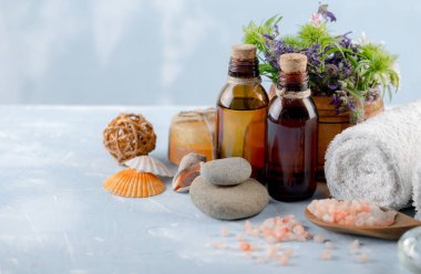 Masaj Spa aksesuarları için hafif bir arka plan üzerinde bir kompozisyon içinde