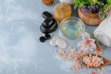 Masaj Spa aksesuarları için hafif bir arka plan üzerinde bir kompozisyon içinde