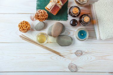 Masaj Spa aksesuarları için hafif bir arka plan üzerinde bir kompozisyon içinde