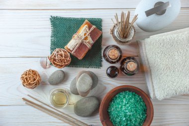 Masaj Spa aksesuarları için hafif bir arka plan üzerinde bir kompozisyon içinde