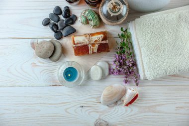 Masaj Spa aksesuarları için hafif bir arka plan üzerinde bir kompozisyon içinde