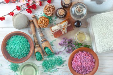 Masaj Spa aksesuarları için hafif bir arka plan üzerinde bir kompozisyon içinde