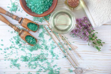 Masaj Spa aksesuarları için hafif bir arka plan üzerinde bir kompozisyon içinde