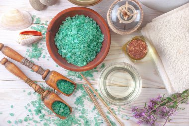 Masaj Spa aksesuarları için hafif bir arka plan üzerinde bir kompozisyon içinde