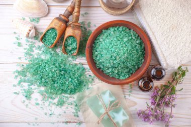 Masaj Spa aksesuarları için hafif bir arka plan üzerinde bir kompozisyon içinde