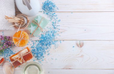Masaj Spa aksesuarları için hafif bir arka plan üzerinde bir kompozisyon içinde