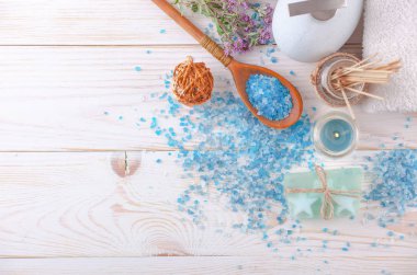 Masaj Spa aksesuarları için hafif bir arka plan üzerinde bir kompozisyon içinde