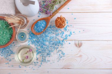 Masaj Spa aksesuarları için hafif bir arka plan üzerinde bir kompozisyon içinde