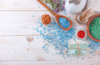 Masaj Spa aksesuarları için hafif bir arka plan üzerinde bir kompozisyon içinde