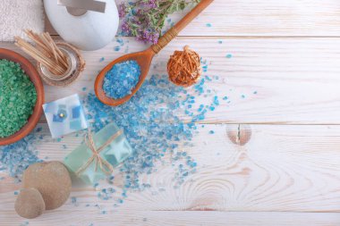 Masaj Spa aksesuarları için hafif bir arka plan üzerinde bir kompozisyon içinde