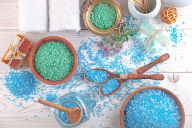 Masaj Spa aksesuarları için hafif bir arka plan üzerinde bir kompozisyon içinde