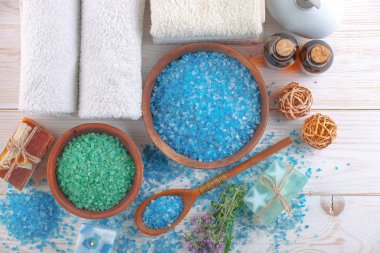 Masaj Spa aksesuarları için hafif bir arka plan üzerinde bir kompozisyon içinde