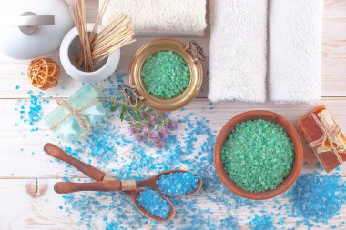 Masaj Spa aksesuarları için hafif bir arka plan üzerinde bir kompozisyon içinde