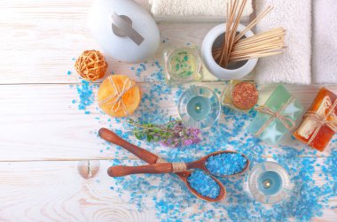 Masaj Spa aksesuarları için hafif bir arka plan üzerinde bir kompozisyon içinde