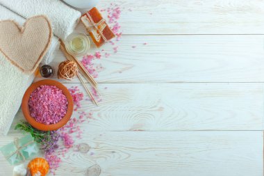 Masaj Spa aksesuarları için hafif bir arka plan üzerinde bir kompozisyon içinde