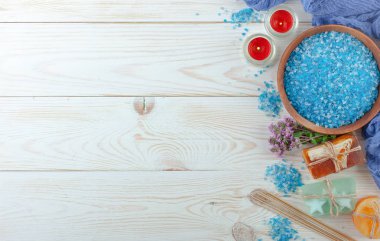 Masaj Spa aksesuarları için hafif bir arka plan üzerinde bir kompozisyon içinde