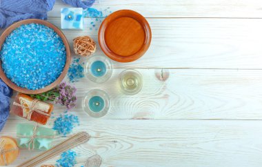 Masaj Spa aksesuarları için hafif bir arka plan üzerinde bir kompozisyon içinde