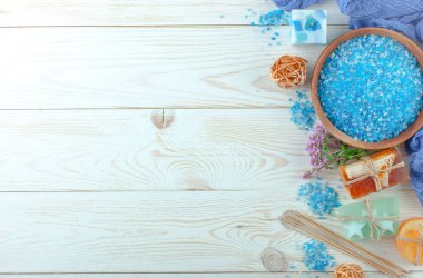Masaj Spa aksesuarları için hafif bir arka plan üzerinde bir kompozisyon içinde