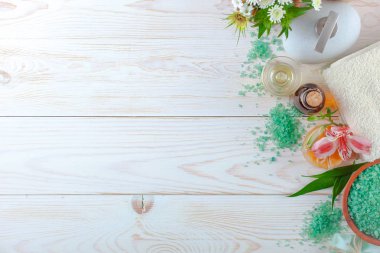 Masaj Spa aksesuarları için hafif bir arka plan üzerinde bir kompozisyon içinde