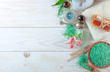 Masaj Spa aksesuarları için hafif bir arka plan üzerinde bir kompozisyon içinde