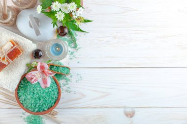 Masaj Spa aksesuarları için hafif bir arka plan üzerinde bir kompozisyon içinde